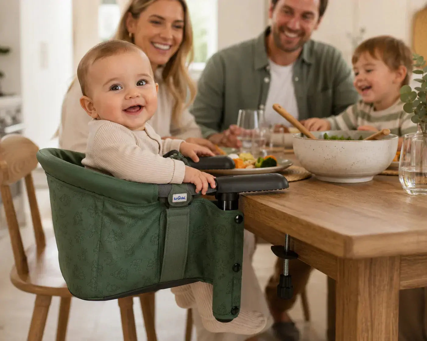 Make every mealtime an adventure with the Trunki Clamp Dining Chair