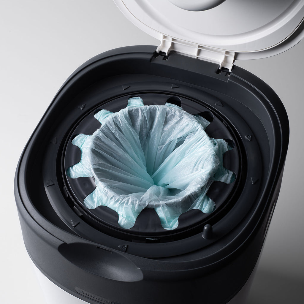 Tommee Tippee Twist & Click Cassette 6pk with FREE Nappy Bin - White