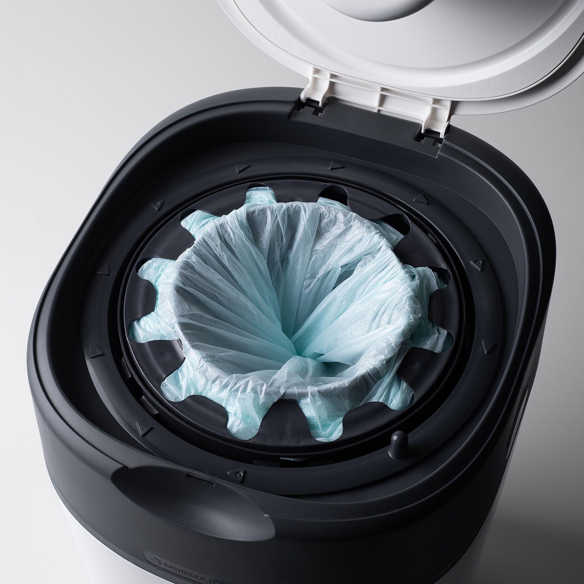 Tommee Tippee Twist & Click Cassette 6pk with FREE Nappy Bin - White